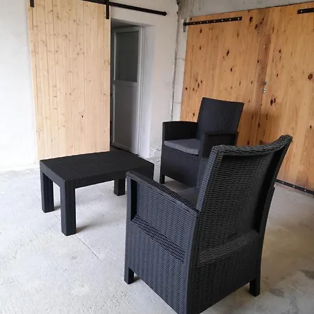 Appartement Indépendant, Au Calme.